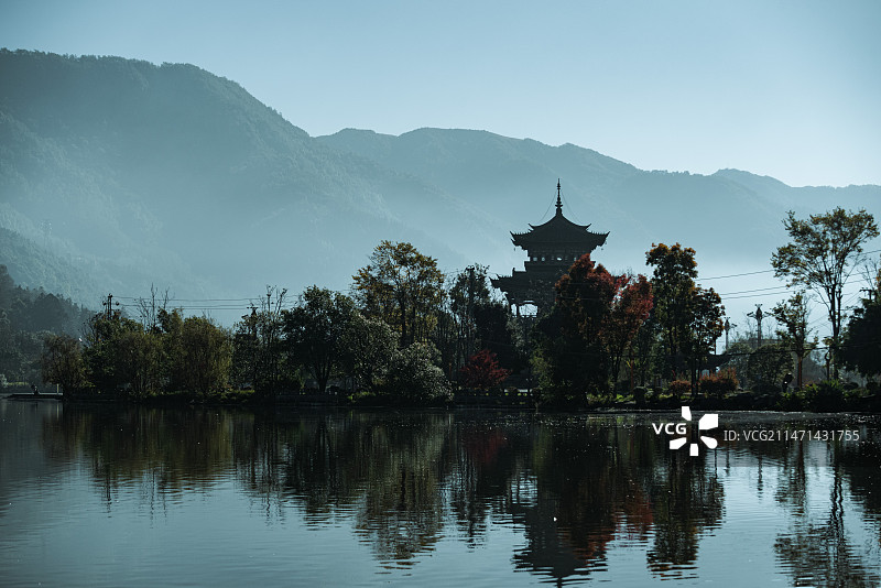 腾冲晨光晨雾中的东湖公园图片素材