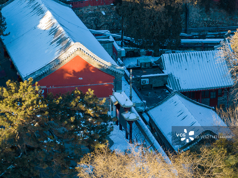航拍冬天雪后潭柘寺风景图片素材