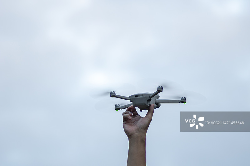 用手接住无人机图片素材