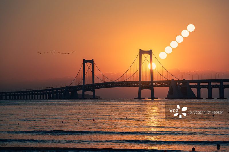 星海湾大桥海上日出图片素材