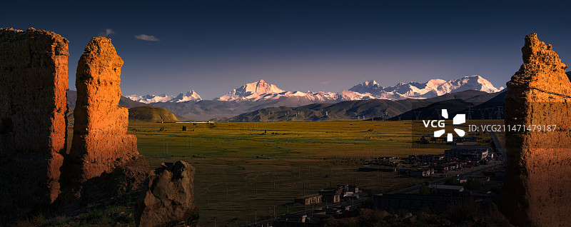 日落时的珠峰群山与古堡图片素材