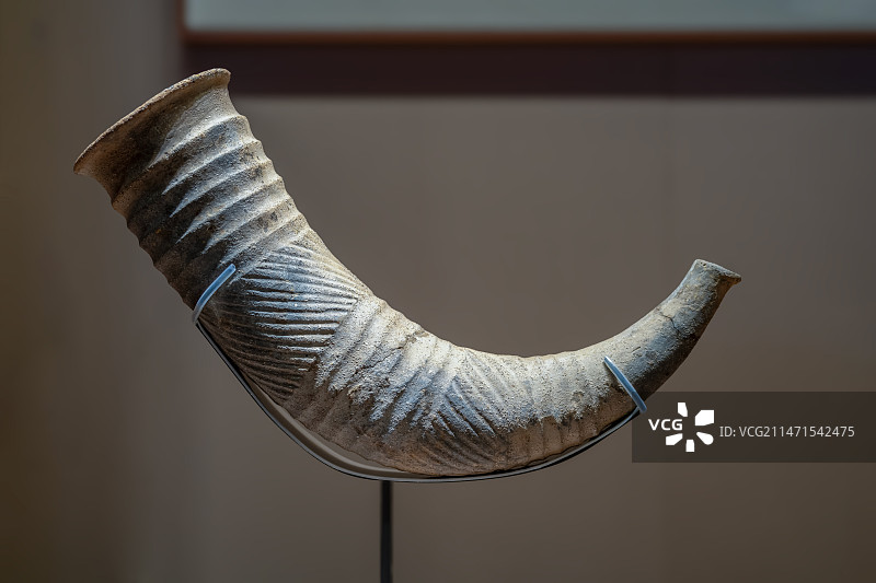 中国山东省博物馆陶质牛角号图片素材