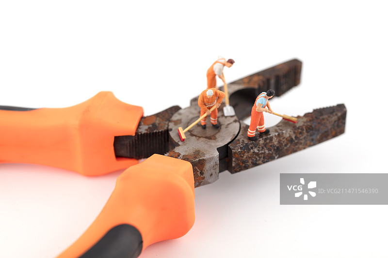 微缩世界清洁工清理钳子上铁锈图片素材