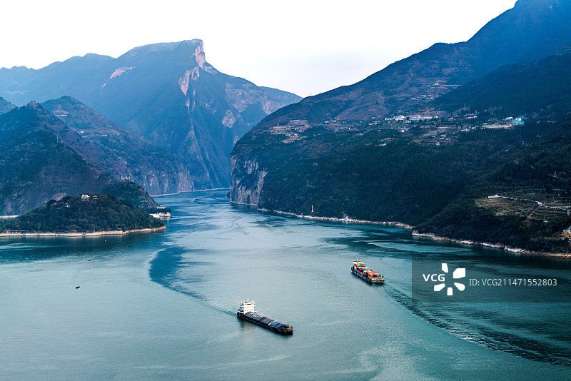 船舶航行在瞿塘峡口夔门图片素材