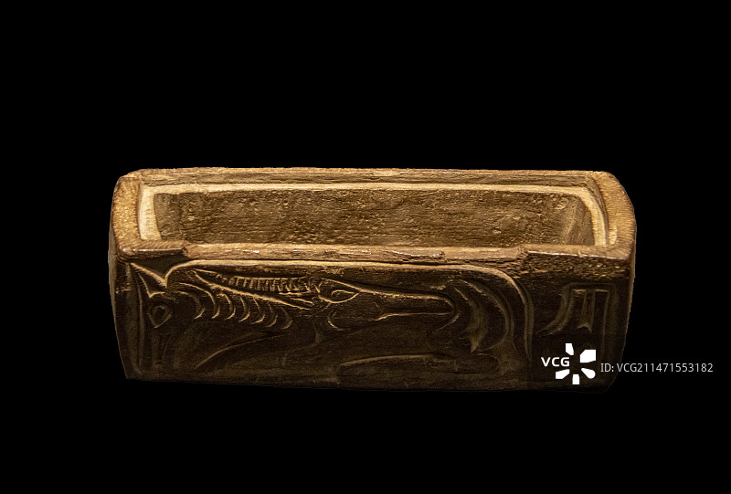 新疆维吾尔自治区博物馆：狼羊纹木雕盒（距今约3000—2200年，且末县扎滚鲁克墓地出土）图片素材