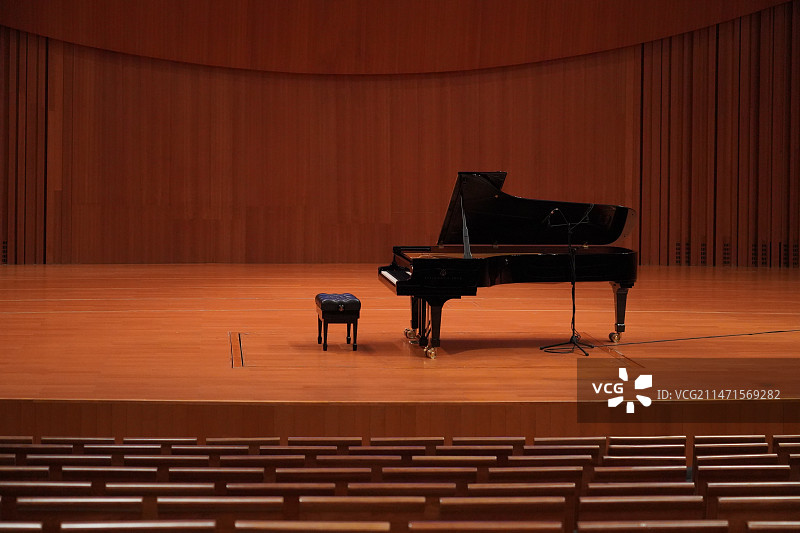 舞台上的钢琴及无人的座位席图片素材