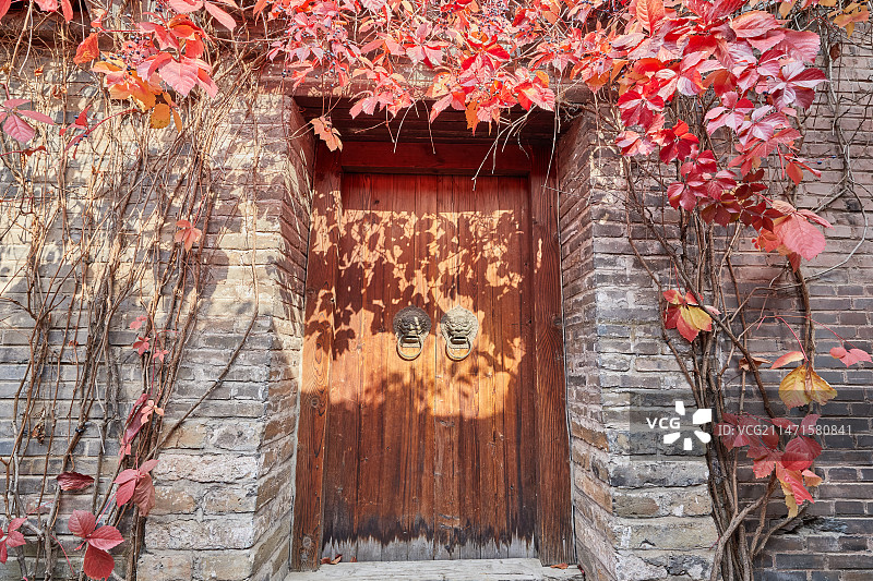 秋天古北水镇中的传统大门图片素材