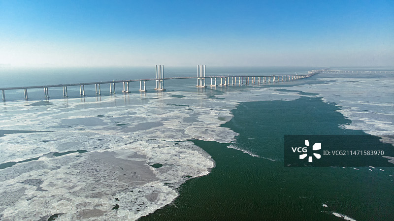 冬季冰封的胶州湾跨海大桥图片素材