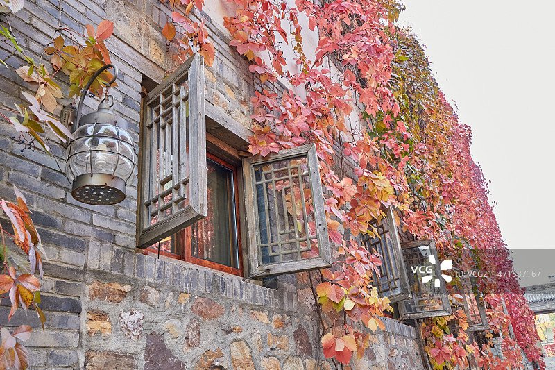 秋天北京古北水镇传统窗户图片素材