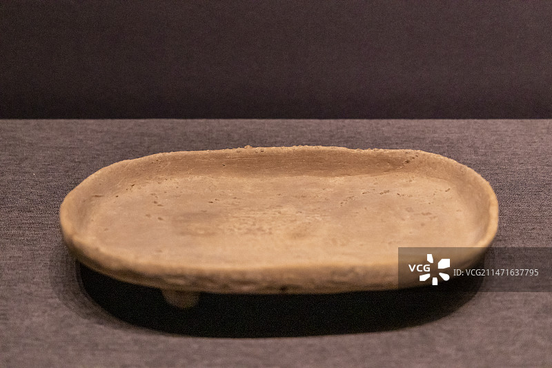 新疆维吾尔自治区博物馆“新疆历史文化展”：四足木盘（且末县扎滚鲁克墓地出土）图片素材