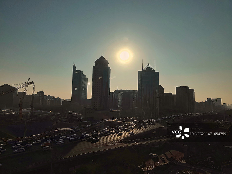 逆光下国贸立交桥的车流图片素材