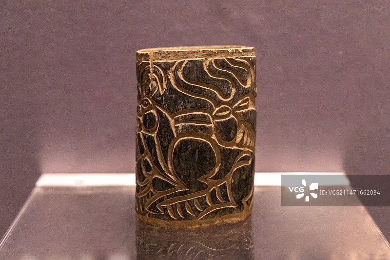 新疆维吾尔自治区博物馆“新疆历史文化展”：羊鹿纹木桶（且末县扎滚鲁克墓地出土）图片素材