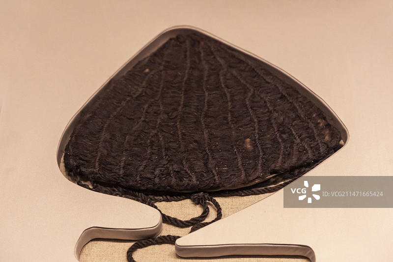 新疆维吾尔自治区博物馆“新疆历史文化展”：棕色编织帽（且末县扎滚鲁克墓地出土）图片素材