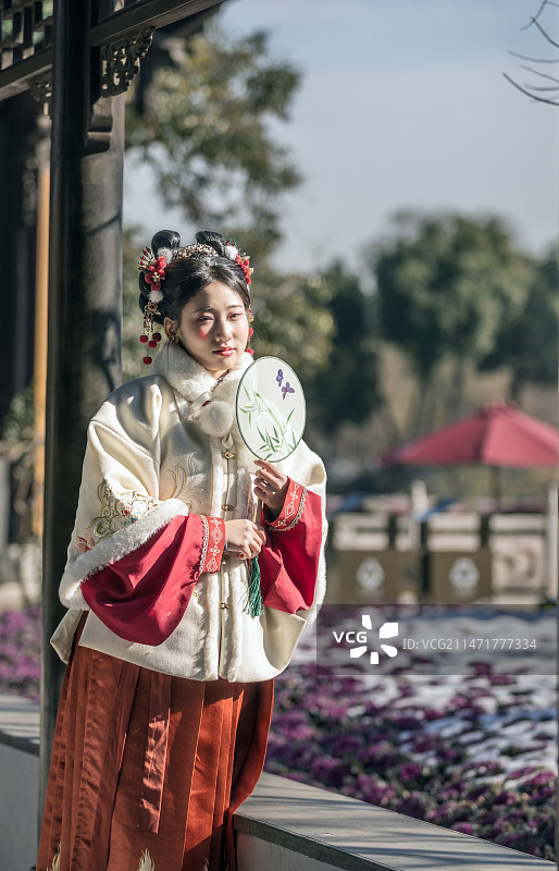 明制汉服小姐姐游园扬州瘦西湖图片素材