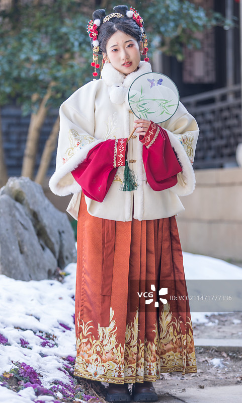 明制汉服小姐姐游园扬州瘦西湖图片素材