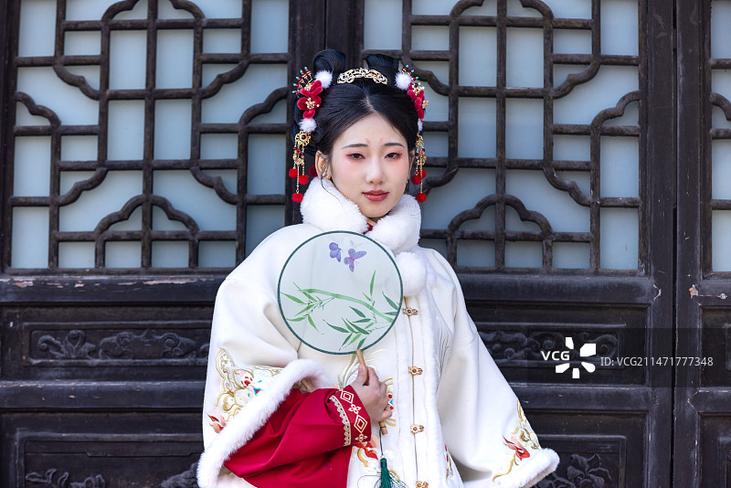 明制汉服小姐姐游园扬州瘦西湖图片素材