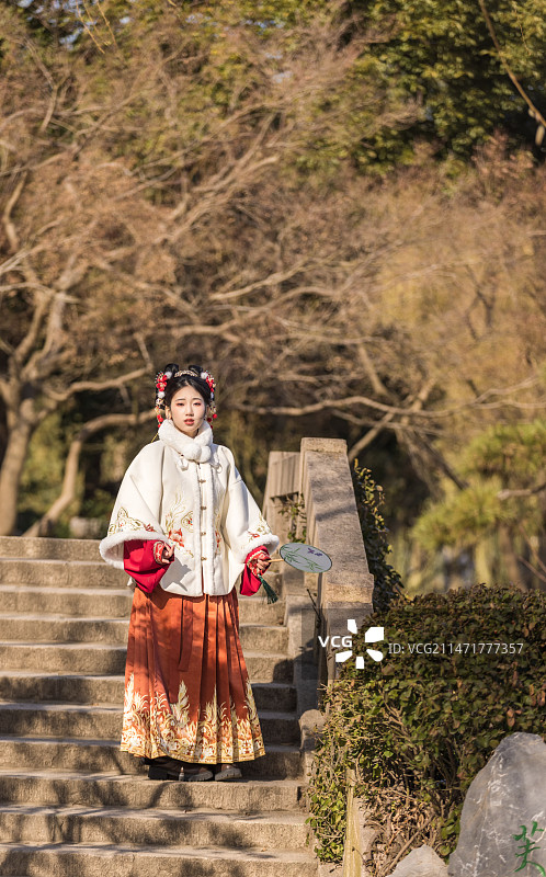 明制汉服小姐姐游园扬州瘦西湖图片素材
