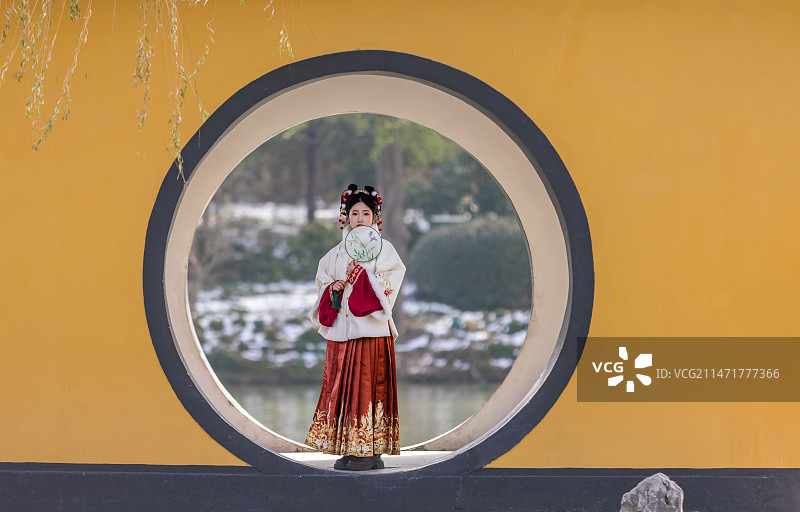 明制汉服小姐姐游园扬州瘦西湖图片素材