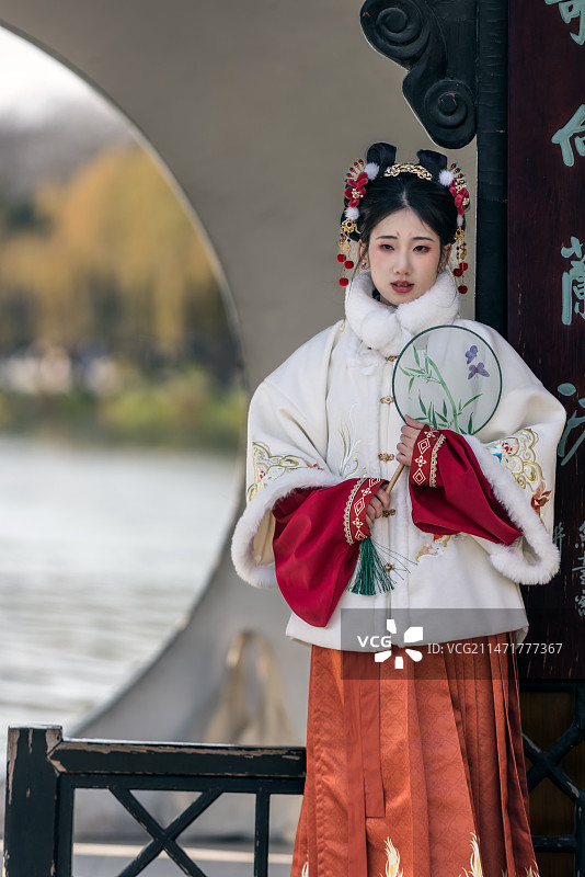 明制汉服小姐姐游园扬州瘦西湖图片素材