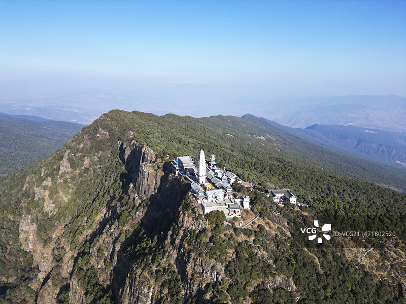 云南省大理白族自治州宾川县鸡足山风景区航拍视角晴天美丽风景图片素材