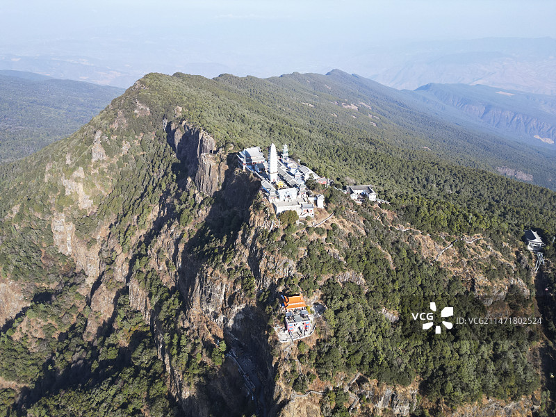 云南省大理白族自治州宾川县鸡足山风景区航拍视角晴天美丽风景图片素材