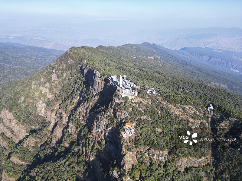 云南省大理白族自治州宾川县鸡足山风景区航拍视角晴天美丽风景图片素材