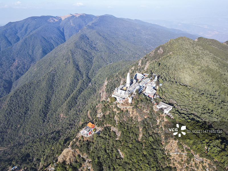 云南省大理白族自治州宾川县鸡足山风景区航拍视角晴天美丽风景图片素材