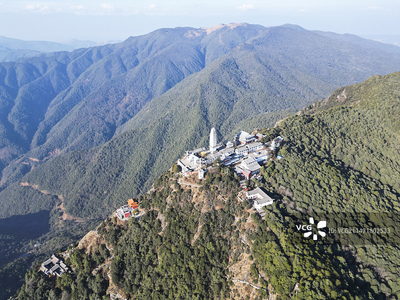 云南省大理白族自治州宾川县鸡足山风景区航拍视角晴天美丽风景图片素材