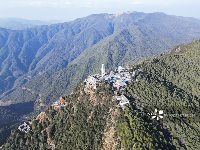 云南省大理白族自治州宾川县鸡足山风景区航拍视角晴天美丽风景图片素材