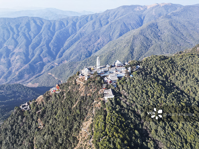 云南省大理白族自治州宾川县鸡足山风景区航拍视角晴天美丽风景图片素材