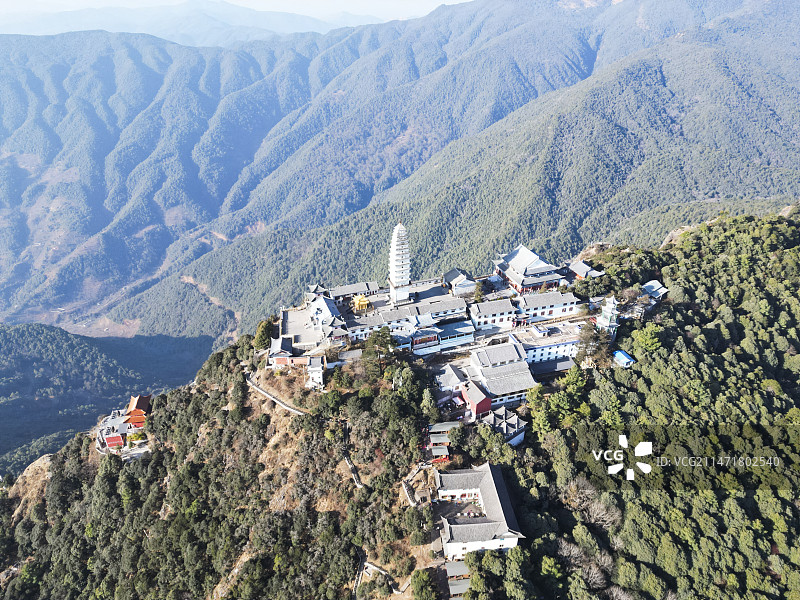 云南省大理白族自治州宾川县鸡足山风景区航拍视角晴天美丽风景图片素材