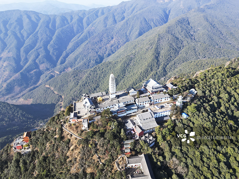 云南省大理白族自治州宾川县鸡足山风景区航拍视角晴天美丽风景图片素材