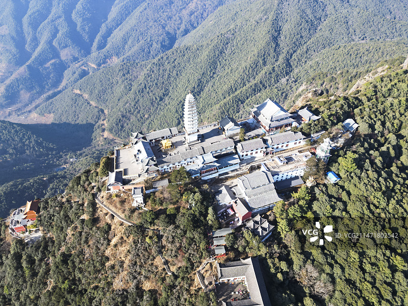 云南省大理白族自治州宾川县鸡足山风景区航拍视角晴天美丽风景图片素材
