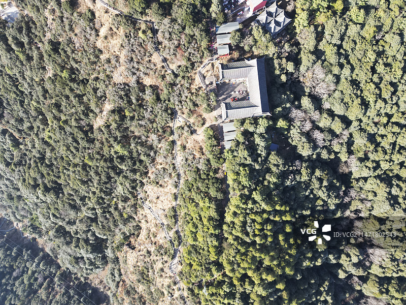 云南省大理白族自治州宾川县鸡足山风景区航拍视角晴天美丽风景图片素材