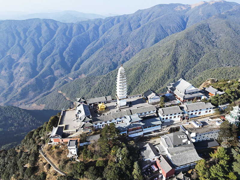 云南省大理白族自治州宾川县鸡足山风景区航拍视角晴天美丽风景图片素材