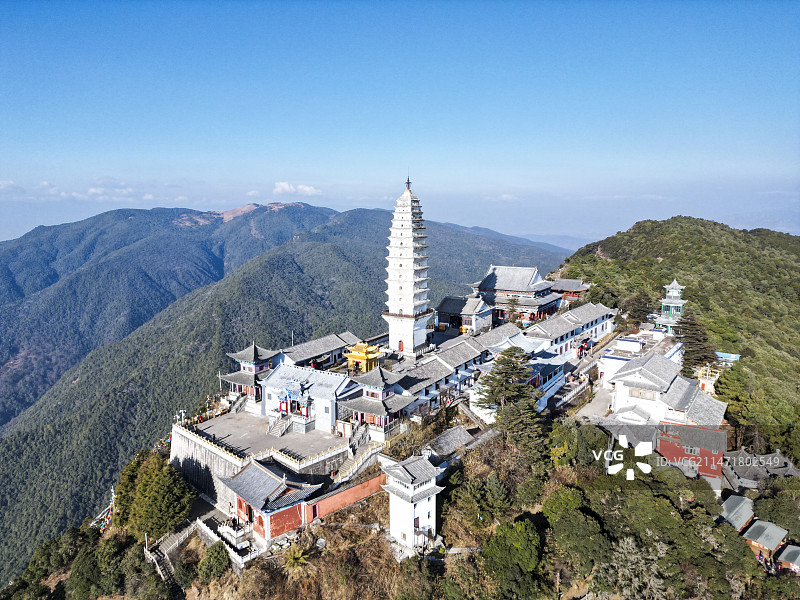 云南省大理白族自治州宾川县鸡足山风景区航拍视角晴天美丽风景图片素材