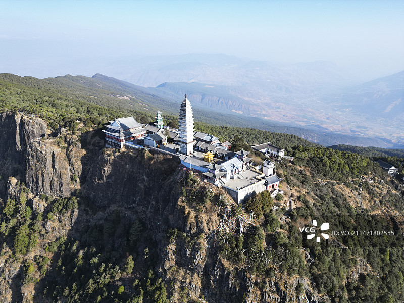 云南省大理白族自治州宾川县鸡足山风景区航拍视角晴天美丽风景图片素材