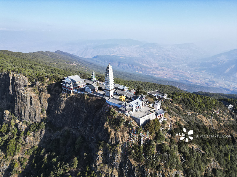 云南省大理白族自治州宾川县鸡足山风景区航拍视角晴天美丽风景图片素材