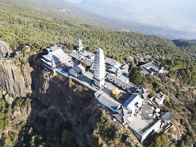 云南省大理白族自治州宾川县鸡足山风景区航拍视角晴天美丽风景图片素材