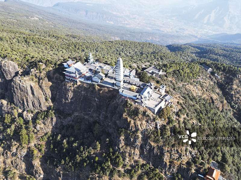 云南省大理白族自治州宾川县鸡足山风景区航拍视角晴天美丽风景图片素材