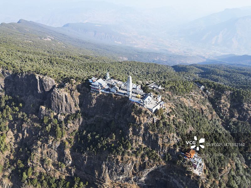 云南省大理白族自治州宾川县鸡足山风景区航拍视角晴天美丽风景图片素材