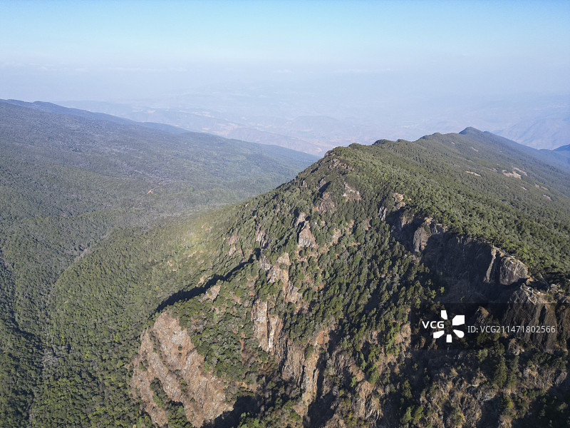 云南省大理白族自治州宾川县鸡足山风景区航拍视角晴天美丽风景图片素材