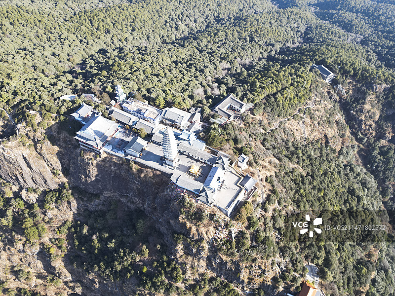 云南省大理白族自治州宾川县鸡足山风景区航拍视角晴天美丽风景图片素材