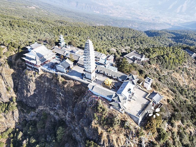 云南省大理白族自治州宾川县鸡足山风景区航拍视角晴天美丽风景图片素材
