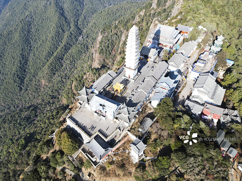 云南省大理白族自治州宾川县鸡足山风景区航拍视角晴天美丽风景图片素材