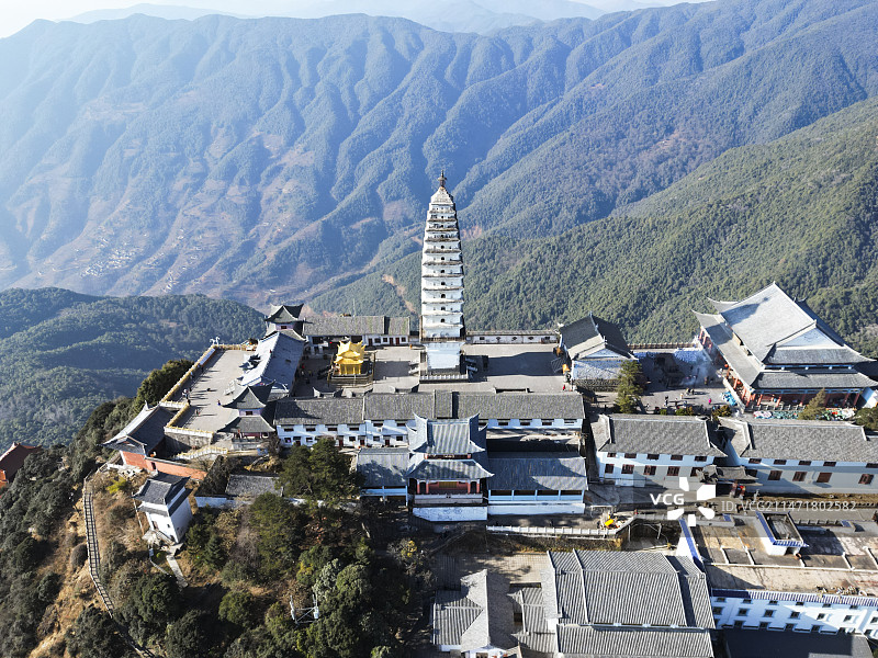 云南省大理白族自治州宾川县鸡足山风景区航拍视角晴天美丽风景图片素材