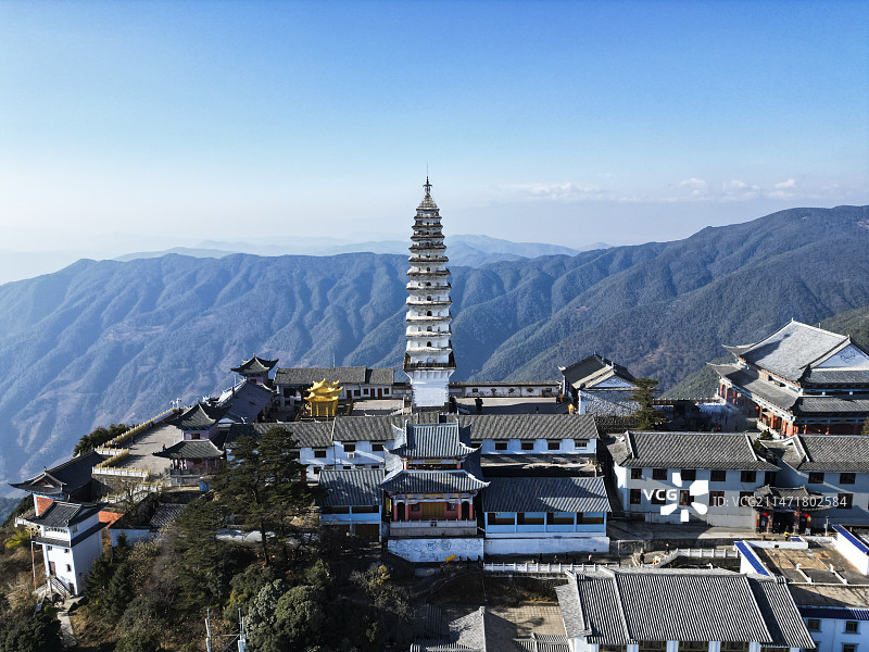 云南省大理白族自治州宾川县鸡足山风景区航拍视角晴天美丽风景图片素材