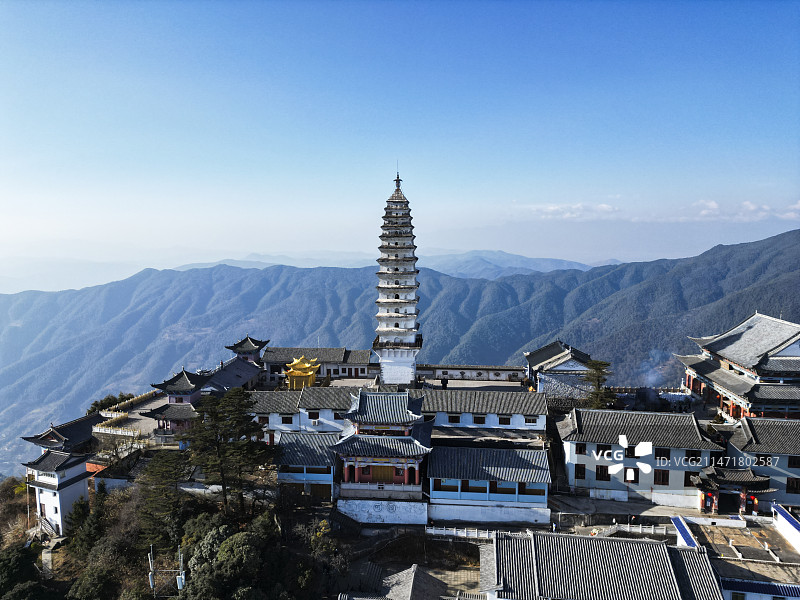 云南省大理白族自治州宾川县鸡足山风景区航拍视角晴天美丽风景图片素材