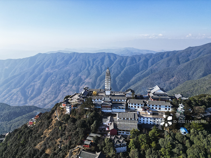 云南省大理白族自治州宾川县鸡足山风景区航拍视角晴天美丽风景图片素材
