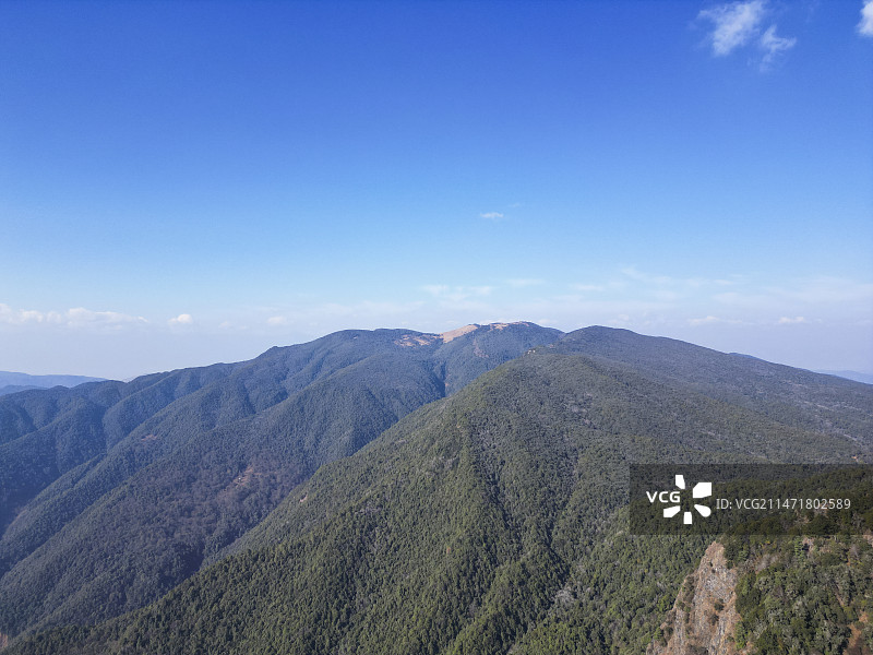 云南省大理白族自治州宾川县鸡足山风景区航拍视角晴天美丽风景图片素材